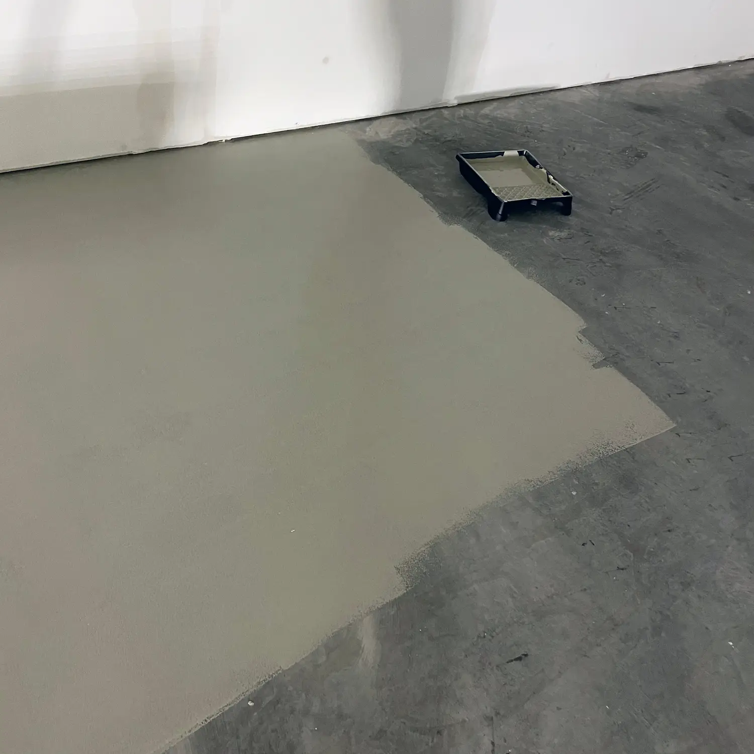 Fargesatt impregnering som legger seg som en beskyttende hinne over underlaget. Kan brekkes i ønsket farge. Til fasader, mur, teglstein, betong, parkeringsarealer, industrigulv, mikrosement og liknende.