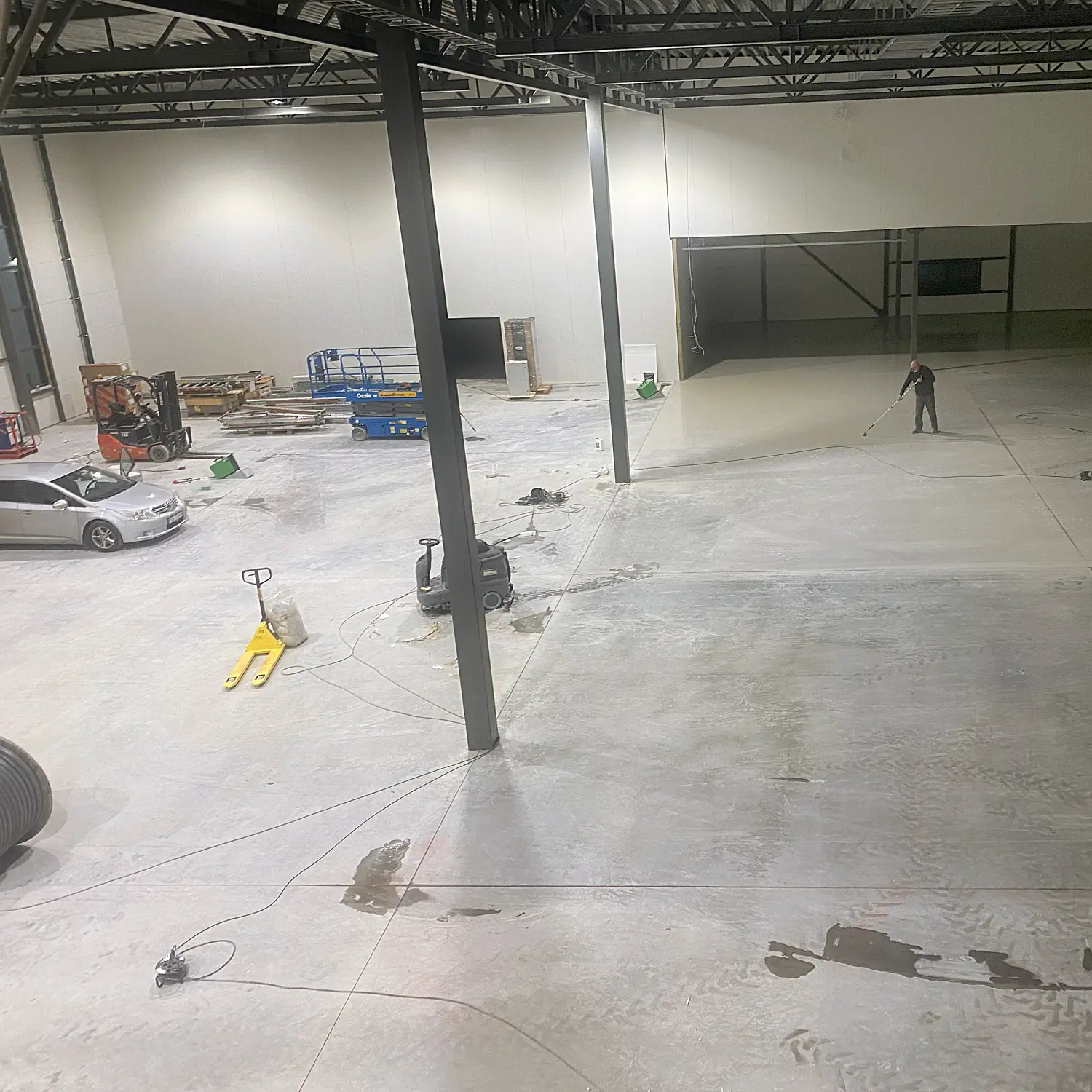 Fargesatt impregnering som legger seg som en beskyttende hinne over underlaget. Kan brekkes i ønsket farge. Til fasader, mur, teglstein, betong, parkeringsarealer, industrigulv, mikrosement og liknende.