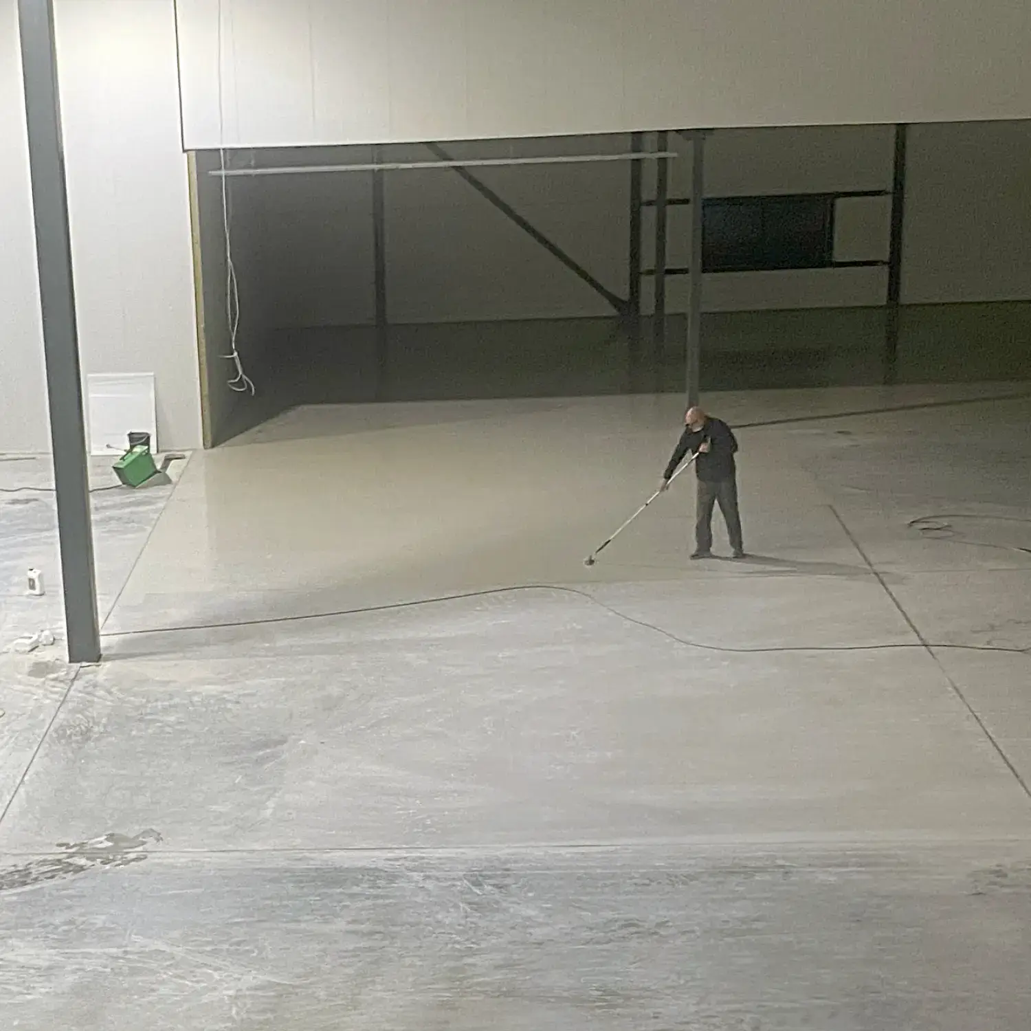 Fargesatt impregnering som legger seg som en beskyttende hinne over underlaget. Kan brekkes i ønsket farge. Til fasader, mur, teglstein, betong, parkeringsarealer, industrigulv, mikrosement og liknende.