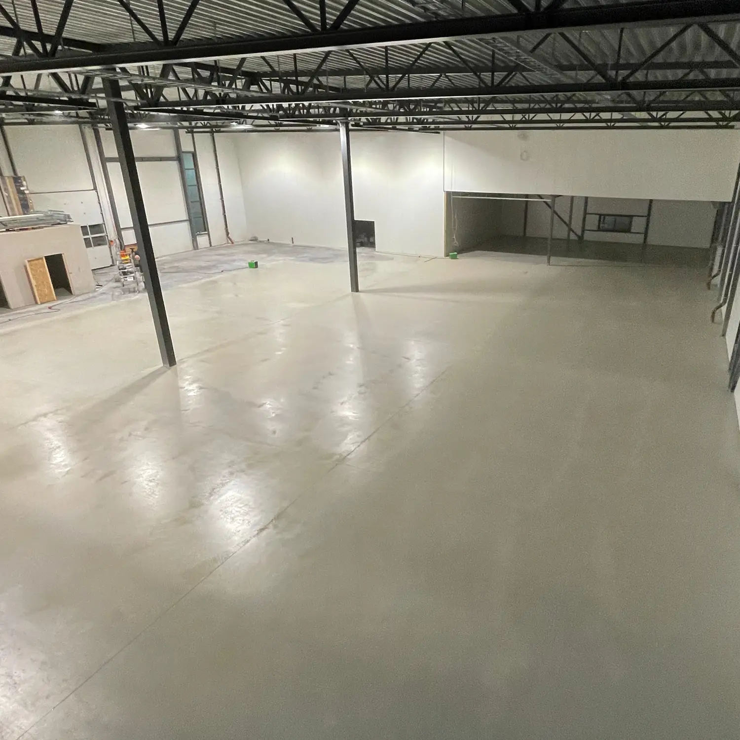 Fargesatt impregnering som legger seg som en beskyttende hinne over underlaget. Kan brekkes i ønsket farge. Til fasader, mur, teglstein, betong, parkeringsarealer, industrigulv, mikrosement og liknende.