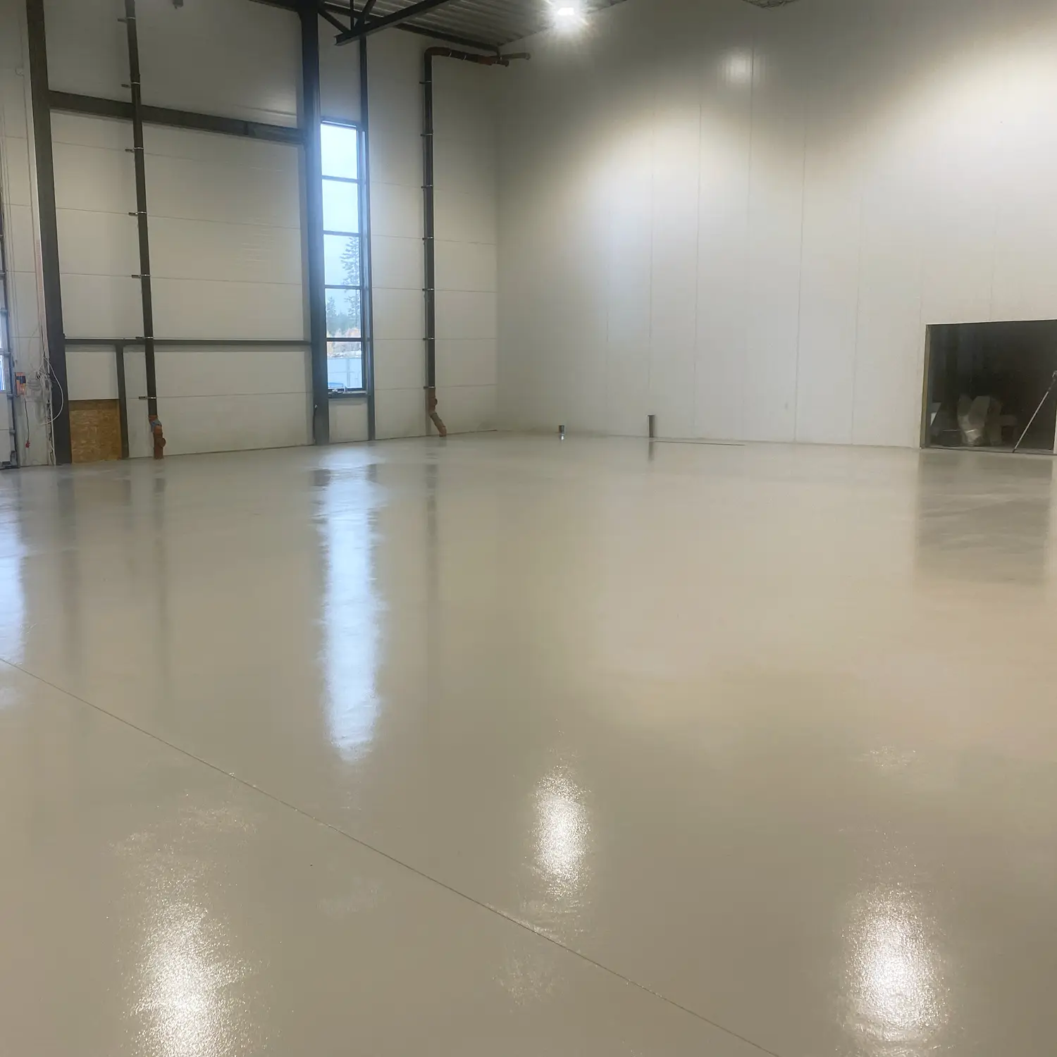 Fargesatt impregnering som legger seg som en beskyttende hinne over underlaget. Kan brekkes i ønsket farge. Til fasader, mur, teglstein, betong, parkeringsarealer, industrigulv, mikrosement og liknende.