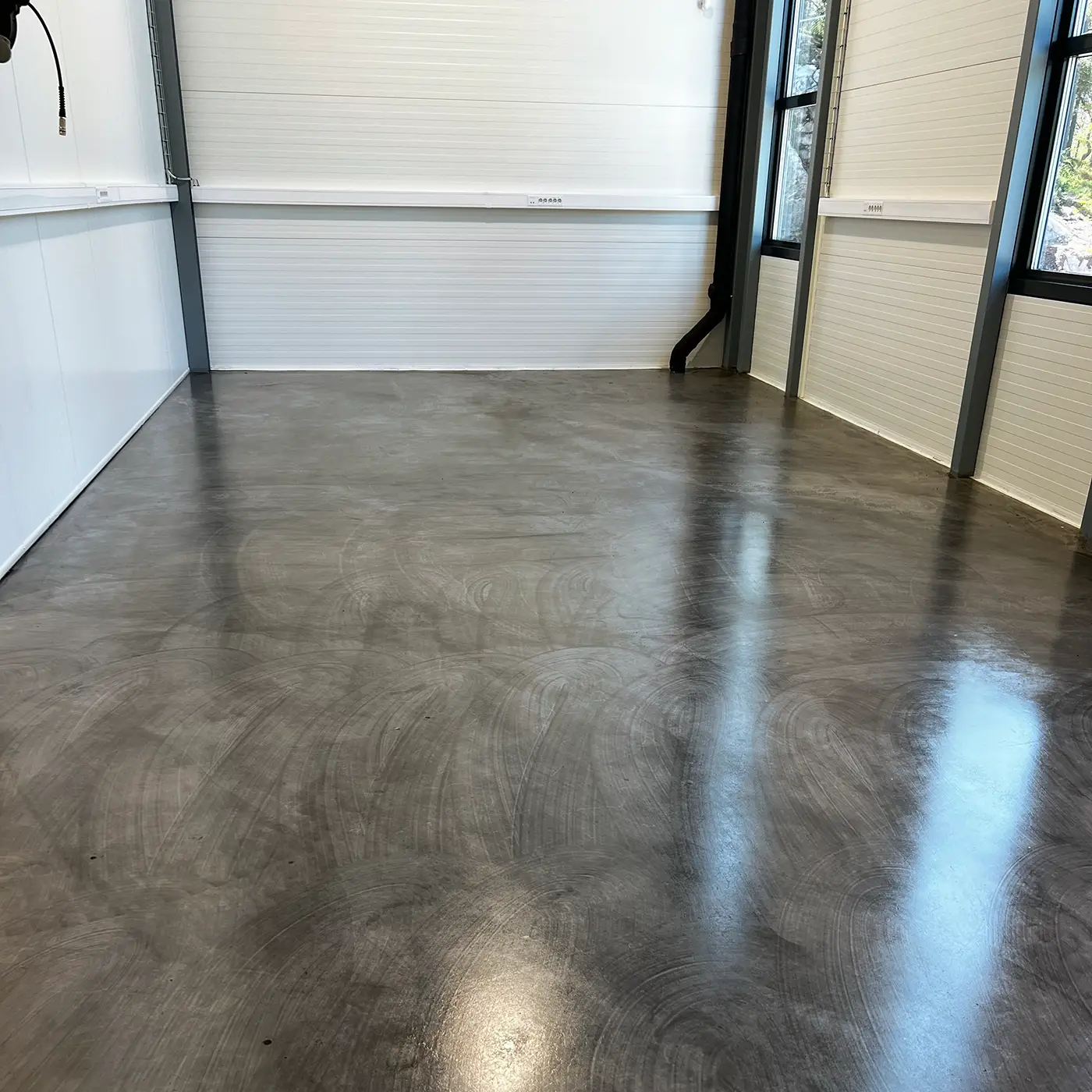 Vann- og oljeavstøtende impregnering. Beskytter mot søling av olje, kaffe, rødvin og vann. Etterlater en beskyttende, sort hinne over underlaget.