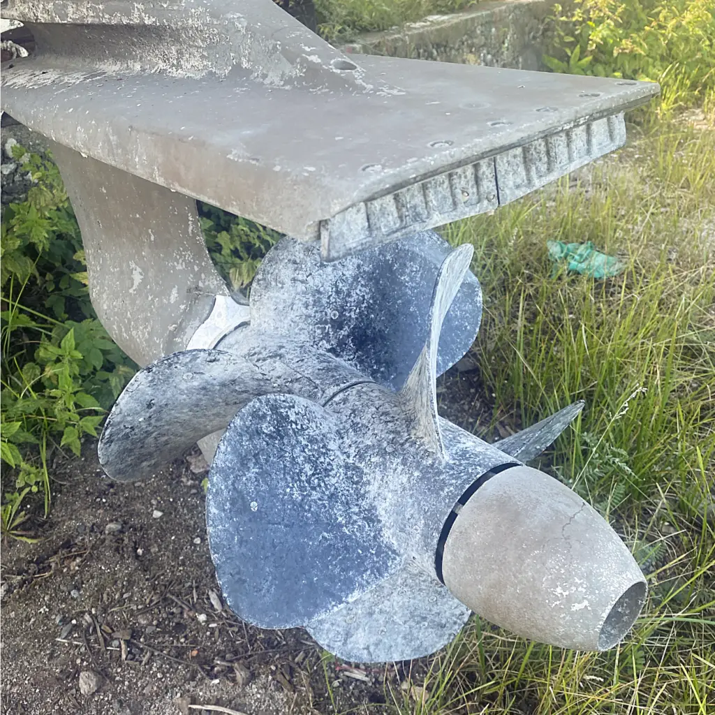 Fjern groe fra båten, over og under vannlinjen, inkludert propell og akslinger.